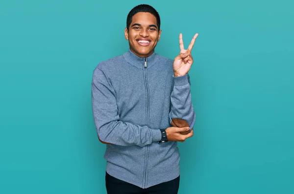 Junger Gutaussehender Hispanischer Mann Lässigem Sweatshirt Der Mit Glücklichem Gesicht — Stockfoto