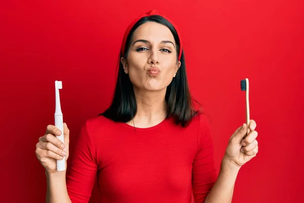 Mujer Hispana Joven Eligiendo Cepillo Dientes Eléctrico Cepillo Dientes Normal —  Fotos de Stock