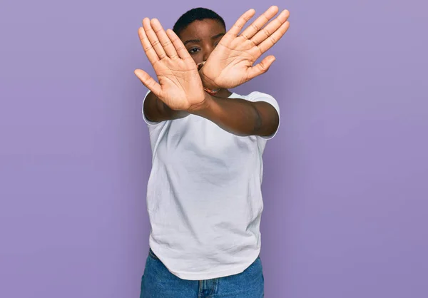 Fiatal Afro Amerikai Visel Alkalmi Fehér Póló Elutasítás Kifejezés Keresztbe — Stock Fotó