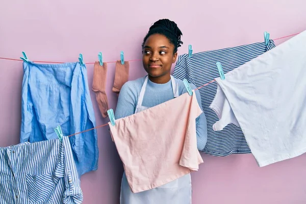 Mujer Afroamericana Con Pelo Trenzado Lavando Ropa Tendedero Sonriendo Mirando —  Fotos de Stock