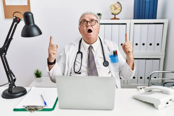 Senior Caucasian Man Wearing Doctor Uniform Stethoscope Clinic Amazed Surprised — Stock Photo, Image