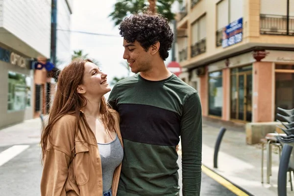 Jovem Casal Interracial Sorrindo Feliz Abraçando Cidade — Fotografia de Stock