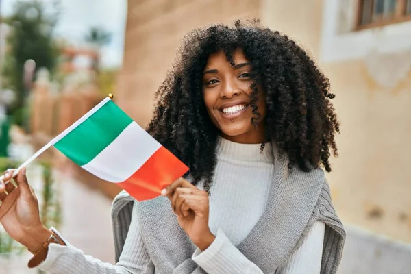 Młoda Afroamerykanka Uśmiecha Się Szczęśliwa Trzymając Flagę Włoch Mieście — Zdjęcie stockowe