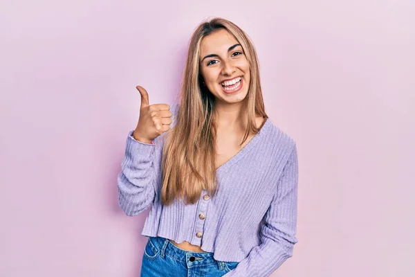 Mulher Hispânica Bonita Vestindo Camisa Casual Sorrindo Com Rosto Feliz — Fotografia de Stock