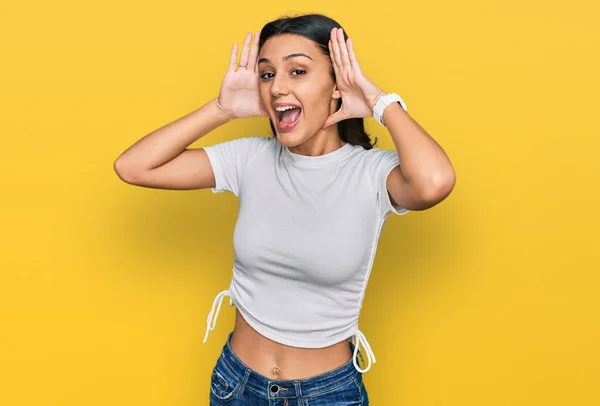 Joven Chica Hispana Vistiendo Camiseta Blanca Casual Sonriendo Alegre Jugando — Foto de Stock