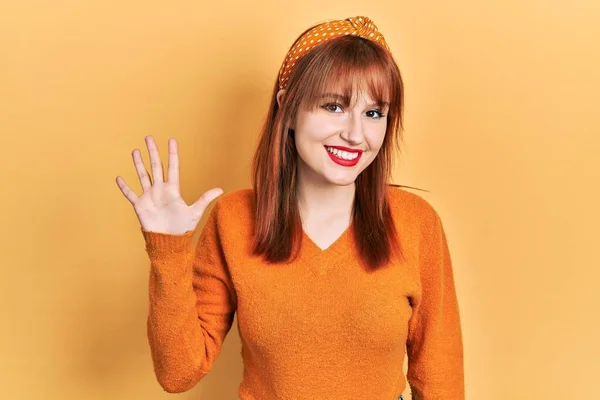 Рыжая Молодая Женщина Обычном Оранжевом Свитере Показывает Показывает Пальцами Номер — стоковое фото
