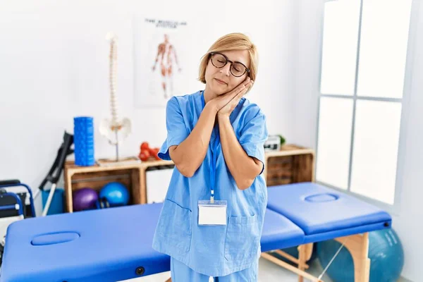 Medelålders Blond Kvinna Som Arbetar Smärta Återhämtning Klinik Sova Trött — Stockfoto