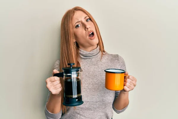 Ung Irländsk Kvinna Dricker Italienskt Kaffe Chockansikte Ser Skeptisk Och — Stockfoto