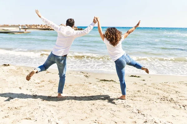 Coppia Ispanica Mezza Età Sul Retro Che Balla Spiaggia — Foto Stock