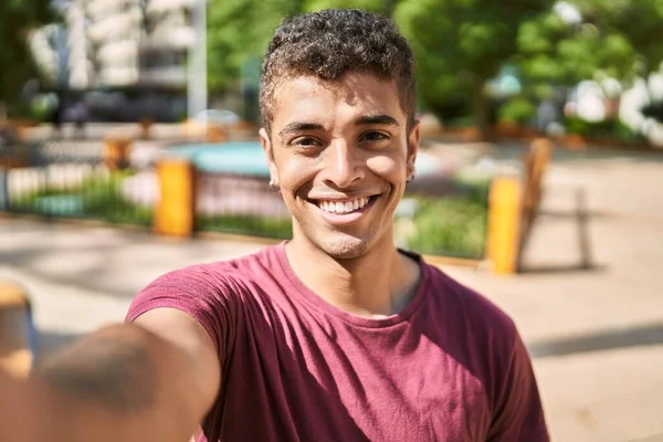 Joven Latino Sonriendo Feliz Haciendo Selfie Por Cámara Ciudad —  Fotos de Stock