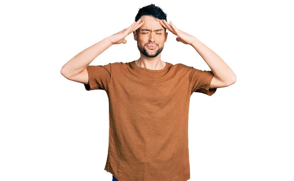 頭の上に手でカジュアルなTシャツを着てひげを持つヒスパニック系の男 頭痛の種ので ストレス 片頭痛 — ストック写真