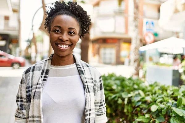 Joven Afroamericana Americana Sonriendo Feliz Pie Ciudad —  Fotos de Stock