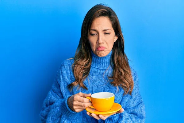 Bir Fincan Kahve Içen Genç Latin Kadın Üzüntülü Endişeli Sinirli — Stok fotoğraf
