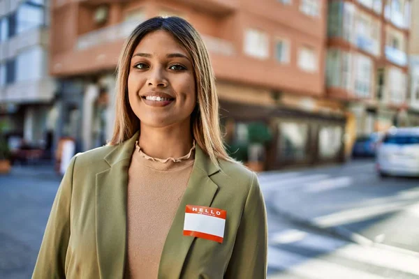 Ung Latinamerikansk Kvinna Ler Säker Bär Klistermärke Gatan — Stockfoto