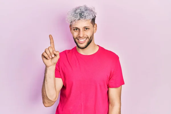 Homem Hispânico Jovem Com Cabelo Tingido Moderno Vestindo Casual Camiseta — Fotografia de Stock