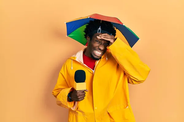 Ung Afrikansk Amerikansk Journalist Man Bär Gul Regnrock Och Paraply — Stockfoto