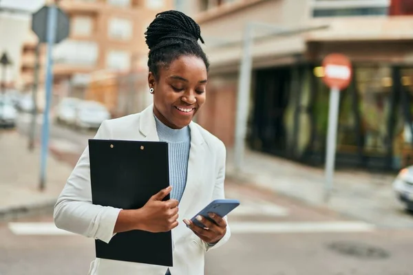 Νεαρή Αφροαμερικανή Επιχειρηματίας Που Χρησιμοποιεί Smartphone Κρατώντας Πρόχειρο Στην Πόλη — Φωτογραφία Αρχείου