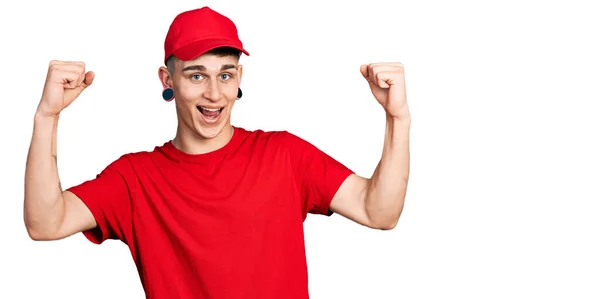 Joven Chico Caucásico Con Dilatación Orejas Usando Uniforme Entrega Gorra —  Fotos de Stock