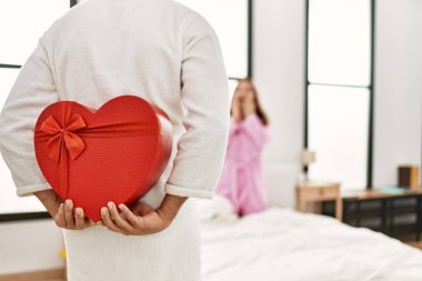 Erkek, yatak odasında sevgilisine sevgililer günü hediyesi ile sürpriz yapıyor..