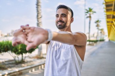 İspanyol adam güneşli bir günde dışarıda çalıştıktan sonra geriniyor.