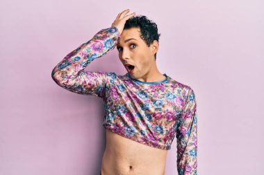 Makyaj giysileri giyen yakışıklı bir adam hata için elleri kafalarında şaşırmış, hatayı hatırla. Unuttum, kötü hafıza kavramı. 