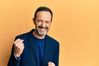 Orta yaşlı İspanyol bir adam iş kıyafetleri içinde şaşırmış ve hayrete düşmüştü. Kolları havada ve gözleri kapalıydı. 