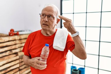 Spor kıyafetleri ve havlu giymiş son sınıf öğrencisi, spor salonunda ateş ediyor ve kendini ve parmaklarını silah gibi havaya kaldırarak öldürüyor. İntihar jesti.. 