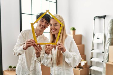 Genç ve güzel bir çift gülümsüyor. Mutlu ev projeleri..