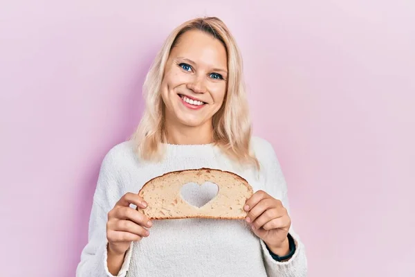 Vacker Kaukasisk Blond Kvinna Som Håller Brödlimpa Med Hjärtformad Leende — Stockfoto