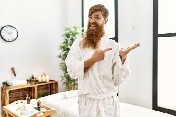 Redhead Man Med Långt Skägg Bär Badrock Wellness Spa Förvånad — Stockfoto