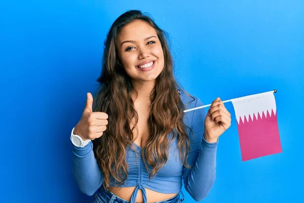 Jong Spaans Meisje Met Qatar Vlag Glimlachen Gelukkig Positief Duim — Stockfoto