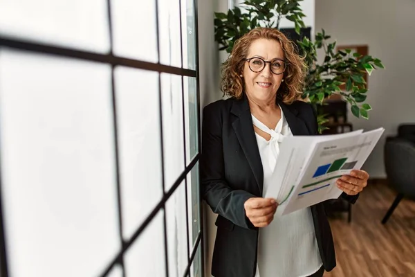 Middelbare Leeftijd Kaukasische Zakenvrouw Glimlachen Gelukkig Staan Het Kantoor — Stockfoto