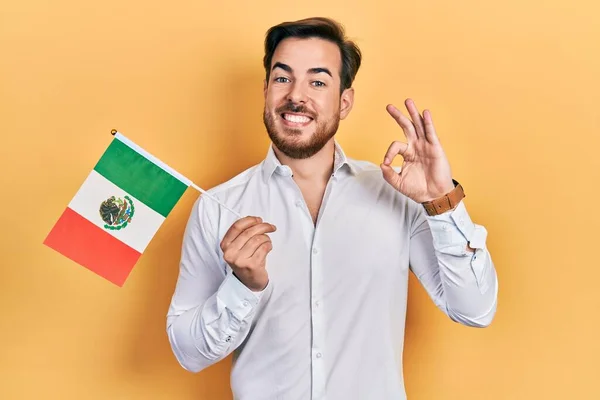Hezký Kavkazský Muž Vousy Držící Mexický Klobouk Dělá Znamení Prsty — Stock fotografie