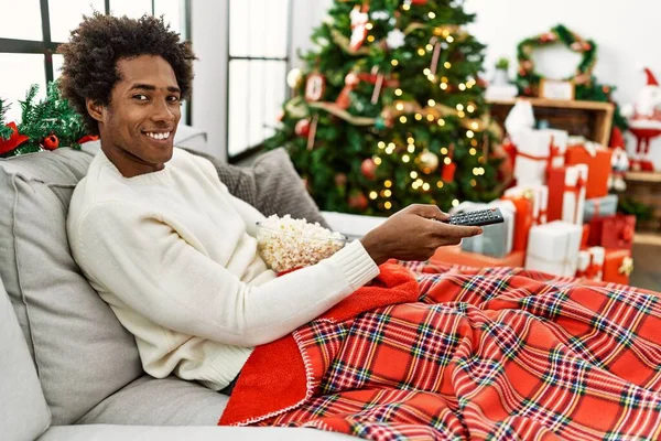 Joven Afroamericano Hombre Viendo Película Sentado Sofá Por Árbol Navidad — Foto de Stock