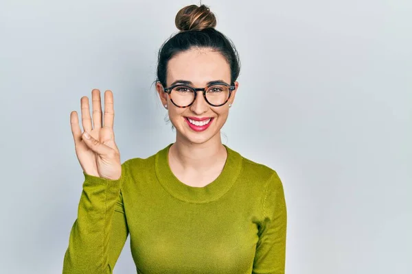 Jong Hispanic Meisje Dragen Casual Kleding Bril Tonen Wijzen Met — Stockfoto