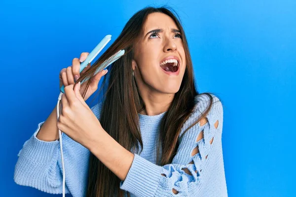 Menina Hispânica Jovem Segurando Alisador Cabelo Irritado Louco Gritando Frustrado — Fotografia de Stock