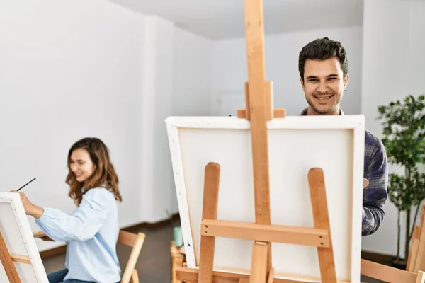 Dos Estudiantes Hispanos Sonriendo Feliz Pintura Escuela Arte — Foto de Stock