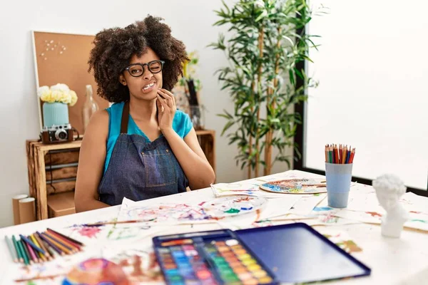 美丽的非洲裔美国女人 在艺术工作室用手摸着嘴 因为牙齿疼痛或牙病而表现出痛苦的表情 — 图库照片