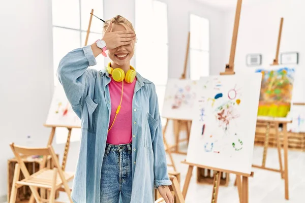 Joven Chica Caucásica Estudio Arte Sonriendo Riendo Con Mano Cara — Foto de Stock