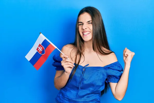 Slovakya Bayrağı Taşıyan Genç Esmer Kız Gururla Haykırıyor Zaferi Başarıyı — Stok fotoğraf