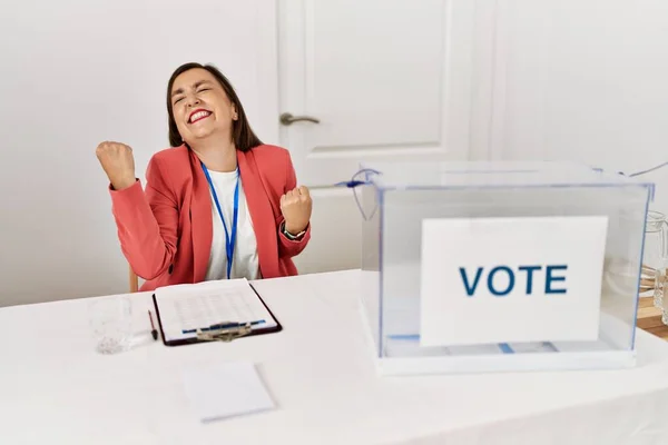 Vacker Medelålders Latinamerikansk Kvinna Vid Politiska Val Sitter Genom Omröstning — Stockfoto