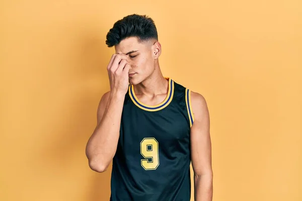 Jonge Spaanse Man Basketbal Uniform Moe Wrijven Neus Ogen Gevoel — Stockfoto