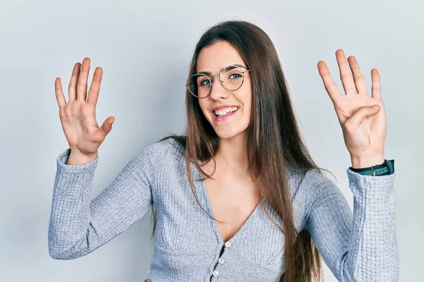 Юная Брюнетка Подросток Обычном Свитере Очках Показывая Показывая Пальцами Номер — стоковое фото