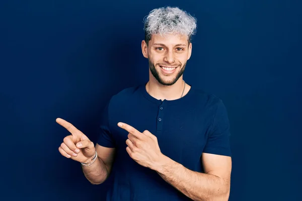 Jonge Spaanse Man Met Modern Geverfd Haar Met Casual Blauw — Stockfoto