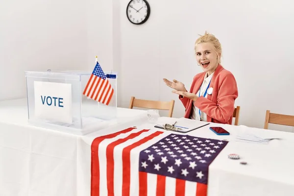 Красива Біла Жінка Яка Працює Політичній Кампанії Вказуючи Сторону Руками — стокове фото