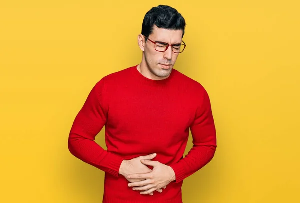 Pohledný Hispánský Muž Neformálním Oblečení Brýlích Rukou Břiše Protože Zažívací — Stock fotografie