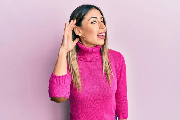 Jonge Spaanse Vrouw Casual Kleding Glimlachend Met Hand Oor Luisterend — Stockfoto