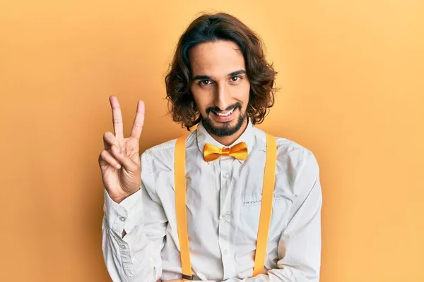 Ung Latinamerikan Man Bär Hipster Elegant Utseende Leende Med Glada — Stockfoto