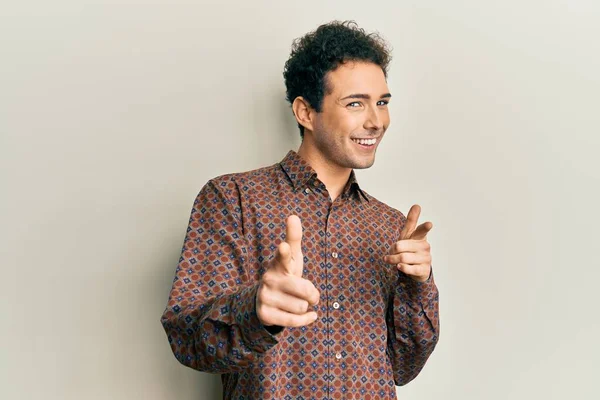 Sıradan Kıyafetler Giyen Yakışıklı Spanyol Adam Mutlu Komik Yüzlü Parmaklarını — Stok fotoğraf