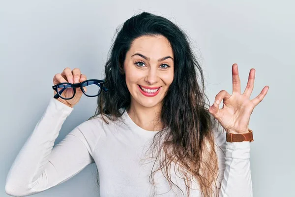 Ung Latinamerikansk Kvinna Håller Glasögon Gör Tecken Med Fingrar Ler — Stockfoto